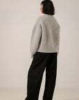 BARE KNITWEAR - PULL COL ROND EN ALPAGA - GRIS PÂLE - AH26