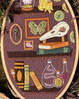 BRODÉ SERRÉ - KIT DE BRODERIE D.I.Y. - PETIT CABINET CURIOSOTÉS