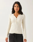 DUER - HAUT HENLEY COTON PIMA CÔTELÉ - ÉCRU