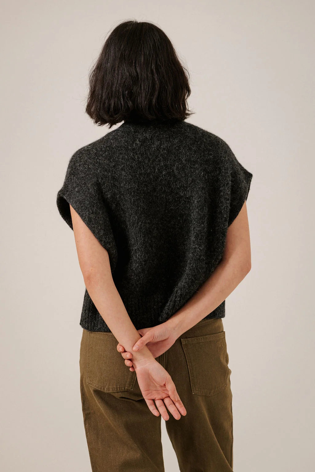 BARE KNITWEAR - GILET EN ALPAGA À BOUTONS - BASALT - AH26