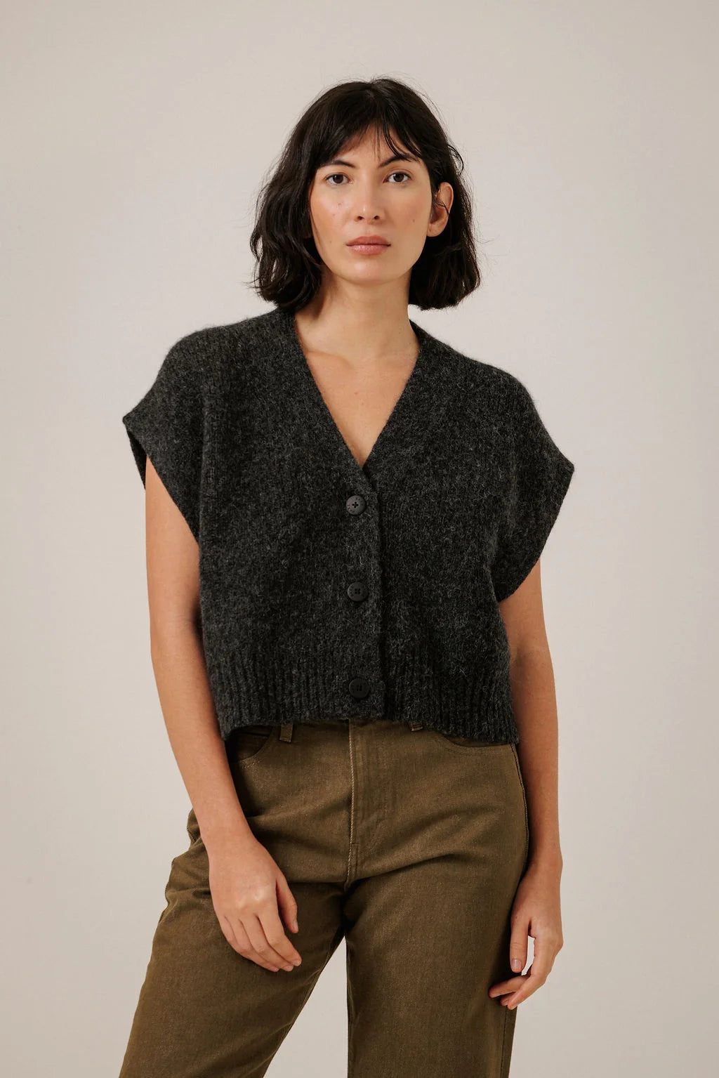 BARE KNITWEAR - GILET EN ALPAGA À BOUTONS - BASALT - AH26
