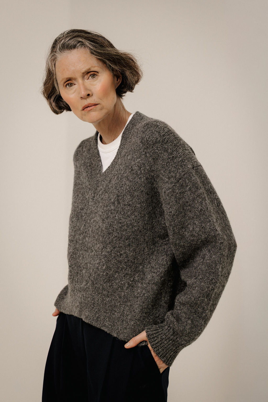 BARE KNITWEAR - PULL EN ALPAGA COL EN V - CHARBON - AH26