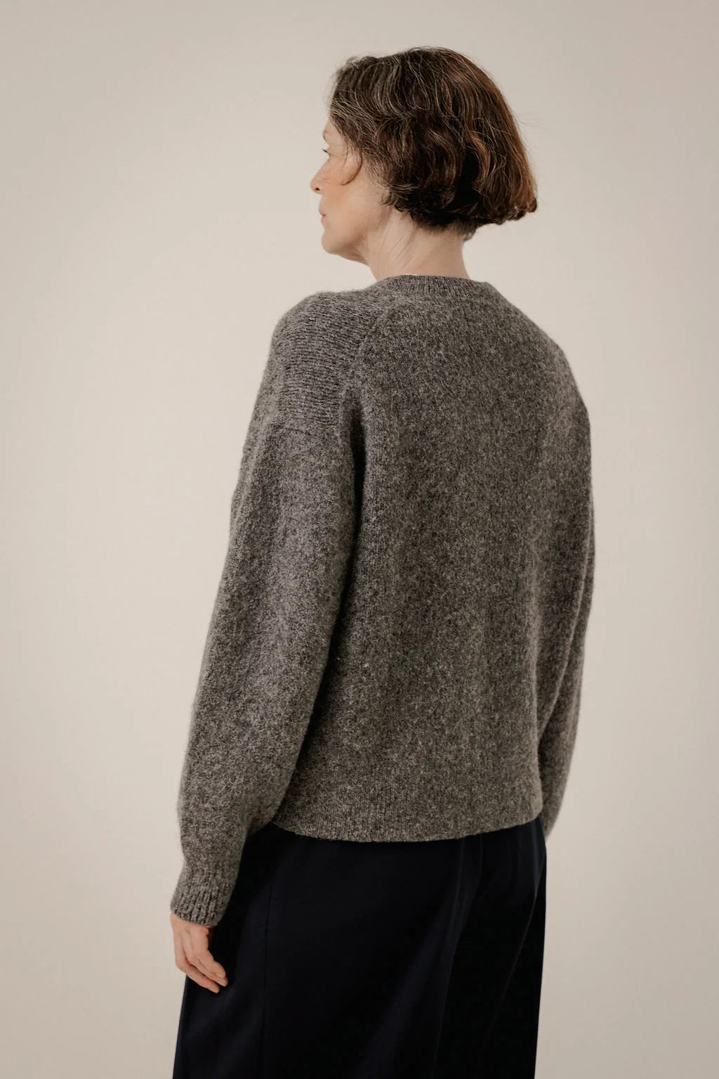 BARE KNITWEAR - PULL EN ALPAGA COL EN V - CHARBON - AH26
