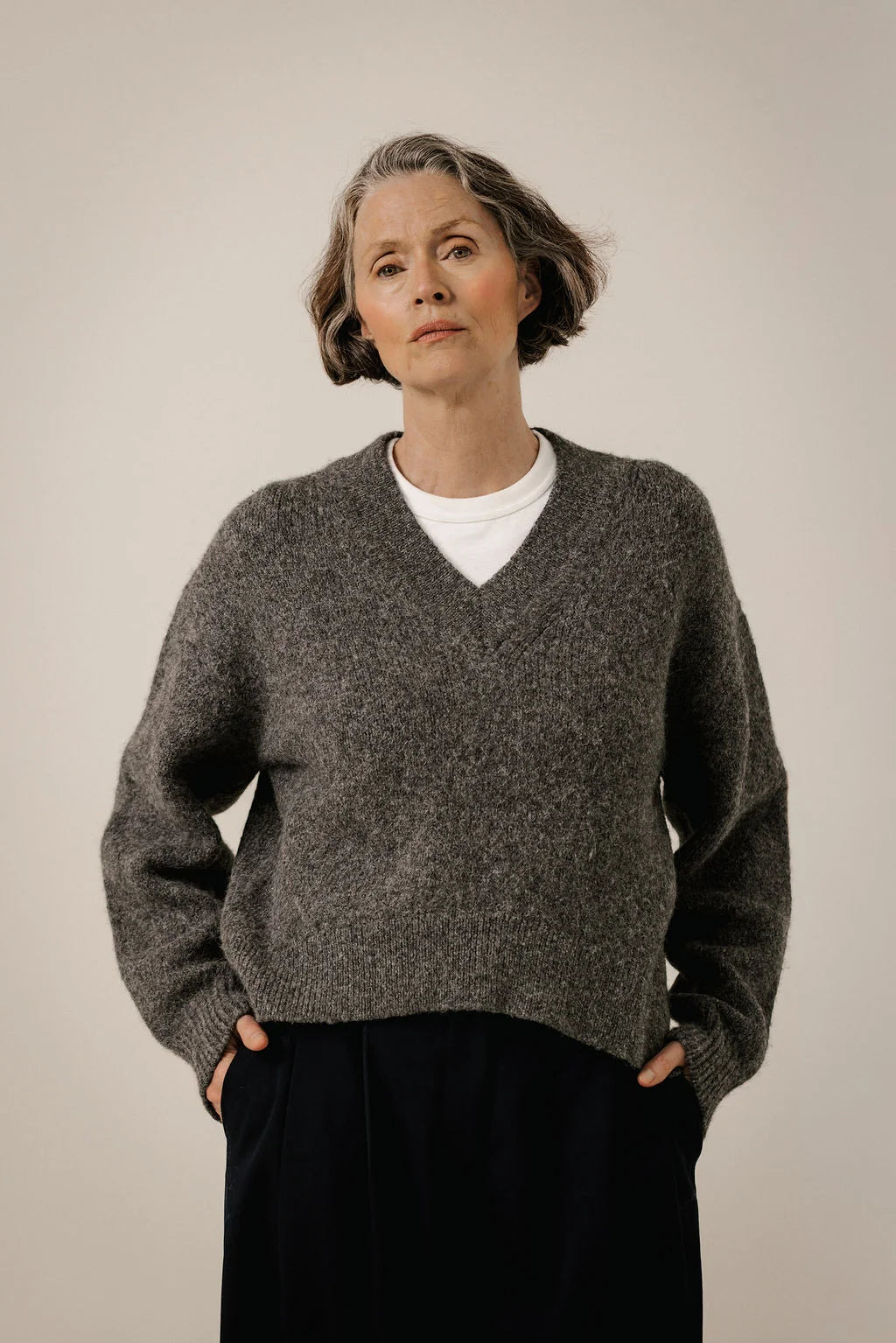 BARE KNITWEAR - PULL EN ALPAGA COL EN V - CHARBON - AH26