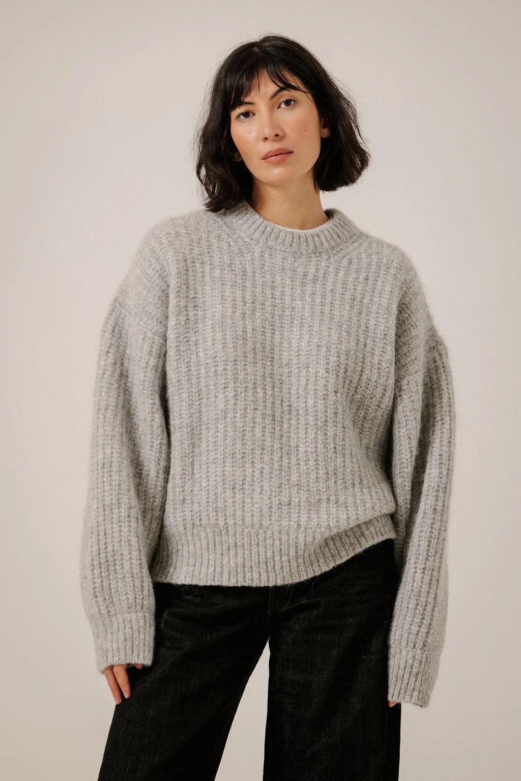 BARE KNITWEAR -  PULL COL ROND EN ALPAGA - GRIS PÂLE - AH26