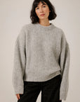 BARE KNITWEAR -  PULL COL ROND EN ALPAGA - GRIS PÂLE - AH26
