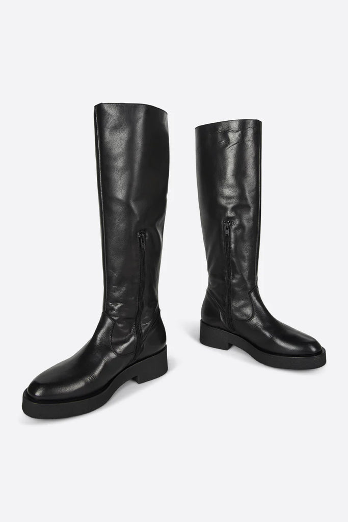 INTENTIONALLY BLANK - BOTTES FLETCHER - NOIR - AH23