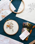 BRODÉ SERRÉ - DIY EMBROIDERY KIT - WILD FLOWERS