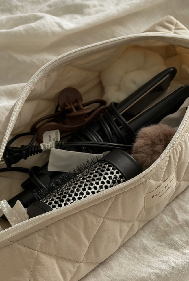 DANS LE SAC - LONGUE POCHETTE MATELASSÉ POUR LES OUTILS COIFFANTS