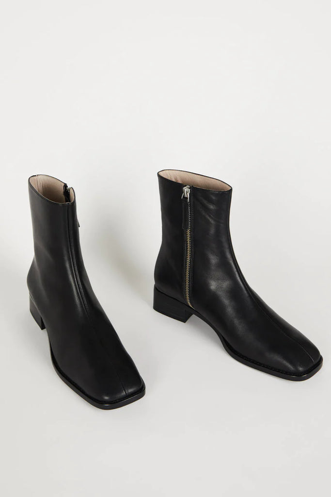 INTENTIONALLY BLANK - BOTTES TOUR - NOIR - AH23