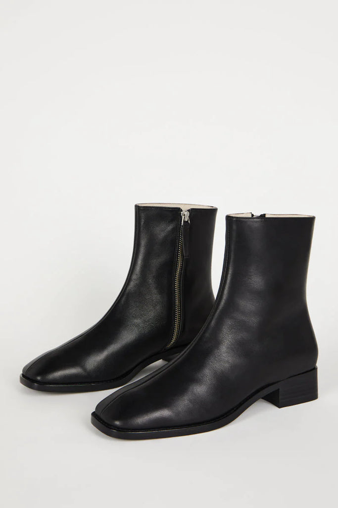 INTENTIONALLY BLANK - BOTTES TOUR - NOIR - AH23