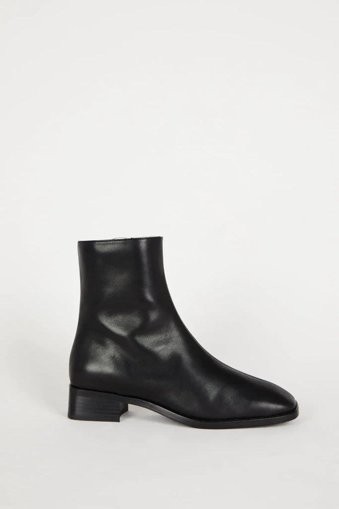 INTENTIONALLY BLANK - BOTTES TOUR - NOIR - AH23