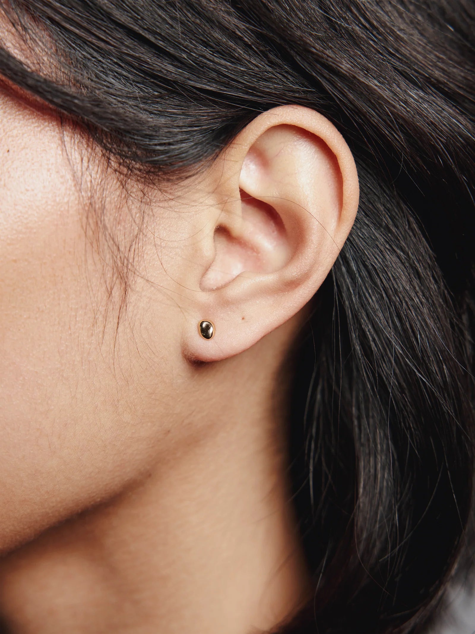WOLF CIRCUS - SMALL BEAN-SHAPED EARRINGS - GOLD-PLATED