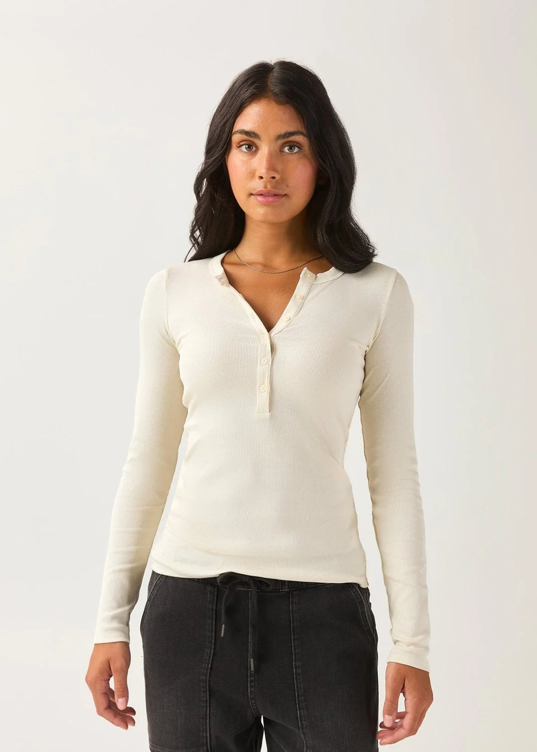 DUER - HAUT HENLEY COTON PIMA CÔTELÉ - ÉCRU