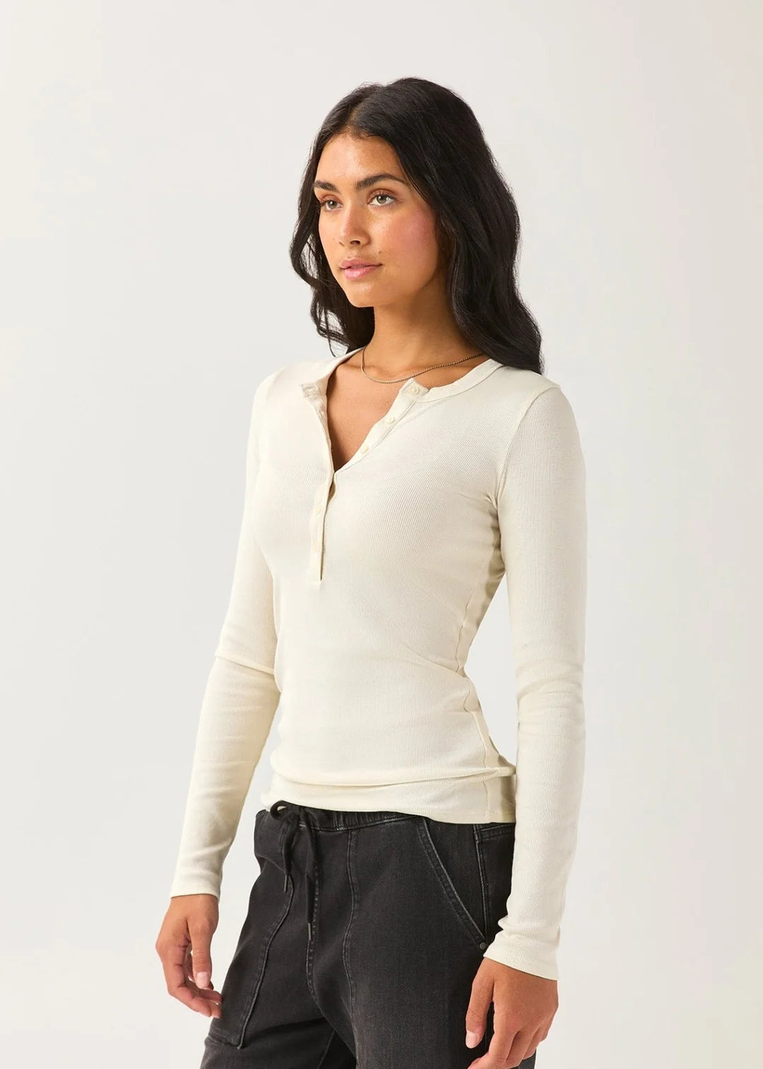 DUER - HAUT HENLEY COTON PIMA CÔTELÉ - ÉCRU