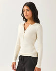 DUER - HAUT HENLEY COTON PIMA CÔTELÉ - ÉCRU