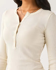 DUER - HAUT HENLEY COTON PIMA CÔTELÉ - ÉCRU
