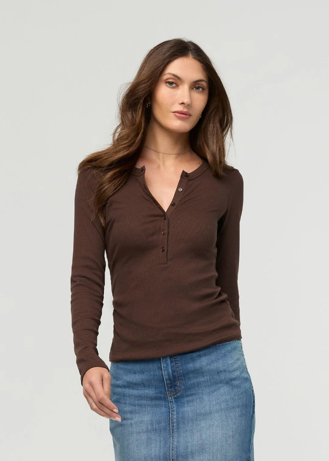 DUER - HAUT HENLEY COTON PIMA CÔTELÉ - ESPRESSO