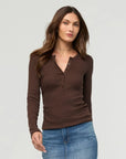 DUER - HAUT HENLEY COTON PIMA CÔTELÉ - ESPRESSO
