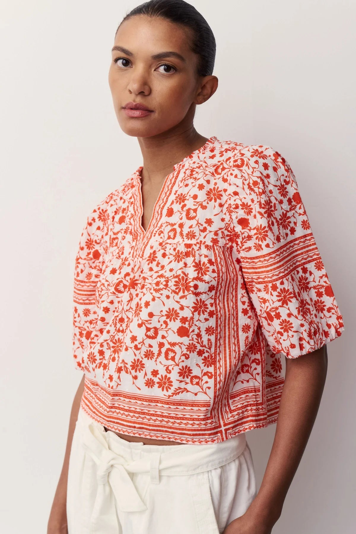 MELISSA NEPTON - BLOUSE EDIE - BORDURE D'ÉCHARPE ROUGE IMPRIMÉE - PÉ26