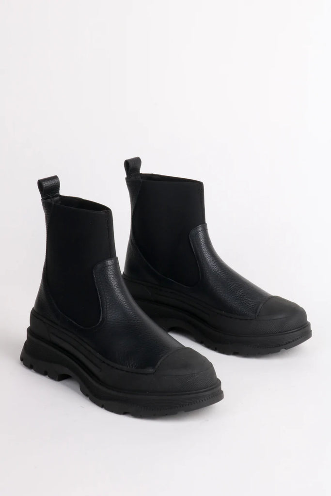 INTENTIONALLY BLANK - BOTTES COURT PLATFORM - NOIR - AH22