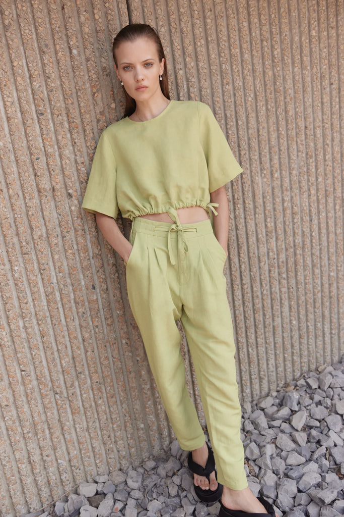 Put an outfit together at Zara! These green pants are to die for